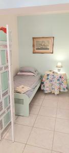 ein Schlafzimmer mit einem Etagenbett und einem Tisch in der Unterkunft The Athenian Riviera Summer Nest in Anavyssos