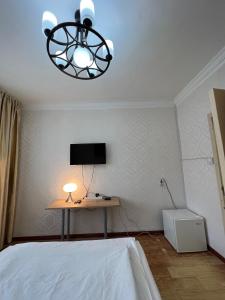 Tempat tidur dalam kamar di Khongor Guest house & Tours