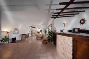 soggiorno con hall e bar di Niriides Apartments a Kipri