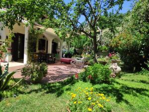 a garden with flowers and a house at Casa di Rita in Morlupo