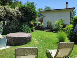 a yard with two chairs and a hot tub at Casa di Rita in Morlupo