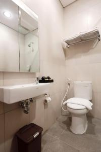 A bathroom at Hayo Hotel Palembang