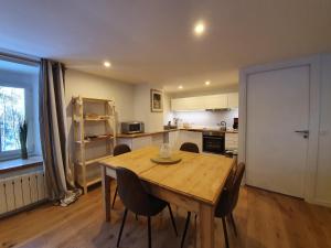 a kitchen with a wooden table and chairs at Appartement Gentiane de 85m2 avec sauna à 10 min des pistes in Sainte-Foy-Tarentaise