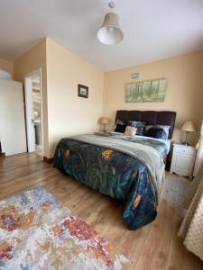 um quarto com uma cama grande num quarto em Boland's Accommodation Dingle em Dingle
