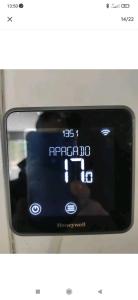 un reloj digital sobre un microondas en Apartamento en el pirineo catalan, en Sant Jordi de Cercs