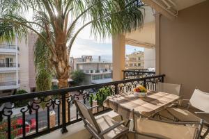Galeriebild der Unterkunft Luxury Coastal Retreat, Mountain View Balcony with Palm Trees & Parking in Chania