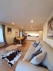 Posezení v ubytování Appartement Marquise de 110m2 avec vue et sauna à 10 min des pistes