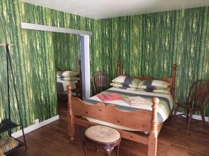 Postel nebo postele na pokoji v ubytování Colourful well equipped 2-Bed House in Le Vigeant