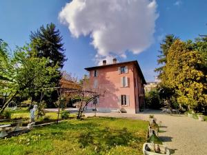 una vecchia casa con una pila di fumo sopra di B&B La Bugia di Villa Tanzi a Parma