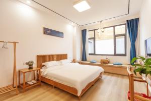 Postel nebo postele na pokoji v ubytování ManBuYunDuan.Theme Inn
