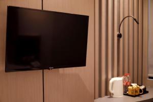 Televiisor ja/või meelelahutuskeskus majutusasutuses Hayo Hotel Palembang