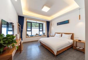 Postel nebo postele na pokoji v ubytování ManBuYunDuan.Theme Inn