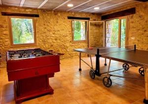 a ping pong table in a room with a ping pong ball at Recientemente restaurada, ideal para familias! in Cabanellas
