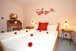 Un pat sau paturi într-o cameră la Hotel Obere Mühle