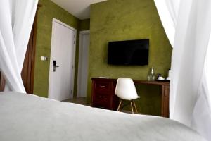 Televízia a/alebo spoločenská miestnosť v ubytovaní Quaint Boutique Hotel Nadur