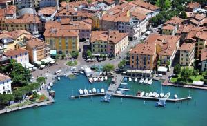 eine Luftansicht einer Stadt mit Booten im Hafen in der Unterkunft AMBRA HOTEL - The only central lakeside hotel in Iseo in Iseo