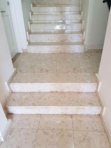 un conjunto de escaleras con suelo de baldosa en un pasillo en Home Sweet Home, en Ierápetra