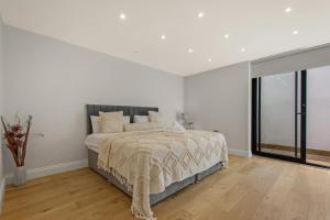מיטה או מיטות בחדר ב-Dalston Three Bed Apartment by MySquare