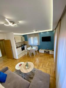 Η κουζίνα ή μικρή κουζίνα στο Zlatibor apartman Pahuljica