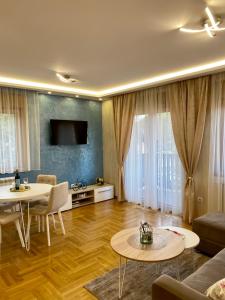 Μια τηλεόραση ή/και κέντρο ψυχαγωγίας στο Zlatibor apartman Pahuljica +16 φωτογραφίες