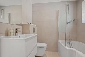 Um banheiro em Dalston Three Bed Apartment by MySquare