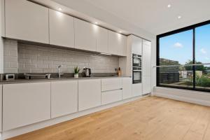 A cozinha ou cozinha compacta de Dalston Three Bed Apartment by MySquare