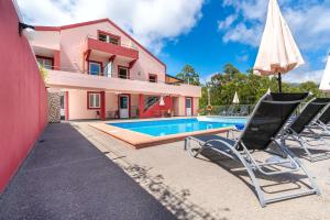 Villa con piscina y casa en 2 bedrooms appartement with shared pool furnished terrace and wifi at Prazeres 5 km away from the beach, en Campanário