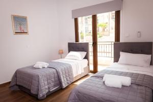twee bedden naast elkaar in een slaapkamer bij Villa Aeria in Lyso