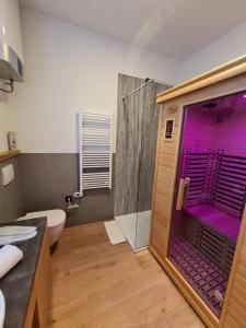y baño con ducha púrpura y aseo. en Deluxe Apartments ''In the Center'' en Rijeka