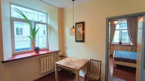 comedor con mesa y ventana en Cozy studio and standard apartments in the heart of Oldtown, en Vilna