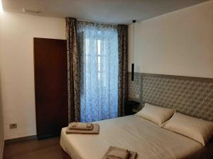 1 dormitorio con 1 cama con 2 toallas en Les fleuves - Buthier - Alloggio ad uso turistico - VDA - AOSTA - n 0115, en Aosta