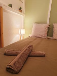 Una cama con dos toallas encima. en Détente au Cœur de la Station, en Métabief