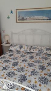 A bed or beds in a room at Il Rifugio Sul Mare