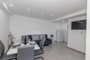 sala de estar con mesa y sofá en Apartman IVA, en Krivodol