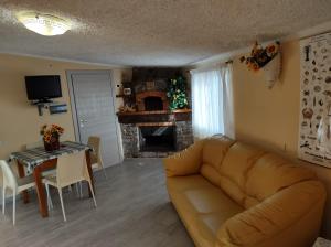 A television and/or entertainment centre at IL CERSETO