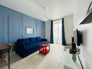 sala de estar con sofá azul y mesa en DnN - Modern 1 BR, center Thiers - Wifi, Netflix, parking - near Lyon, Vichy, Clermont - 4 peoples en Thiers