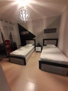 Lova arba lovos apgyvendinimo įstaigoje Hotel Vila Alvin & Apartments