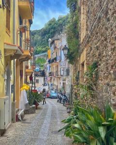 a cobblestone street in a town with buildings at La casa del pescatore in Scilla