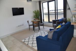 אזור ישיבה ב-FANTASTIC 2 Dbl Bedroom Apt. FREE off-road parking