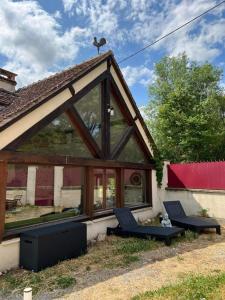uma casa com duas cadeiras e um pássaro no telhado em Une pause s'impose ;) em Méry-sur-Cher