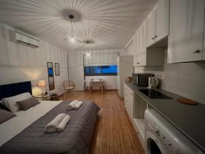 Ένα ή περισσότερα κρεβάτια σε δωμάτιο στο RHEA Studio Down Town Nicosia