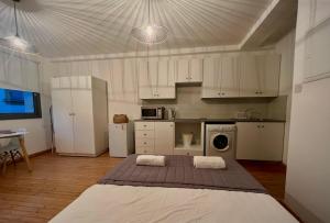 Η κουζίνα ή μικρή κουζίνα στο RHEA Studio Down Town Nicosia +8 φωτογραφίες