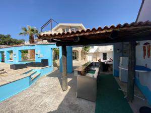 una casa blu con patio e tavolo di Apartments Kafadar a Trogir