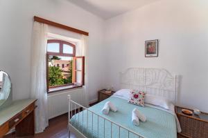 um quarto com uma cama com duas toalhas em Traditional 3 bedroom house in the Old Town in Ilha de Rhodes