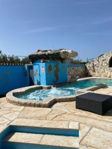 una piccola piscina con scivolo d'acqua in un cortile sul retro di Apartments Kafadar a Trogir