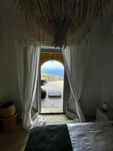 Giường trong phòng chung tại Dionysos Sea and Stone Luxury Villa