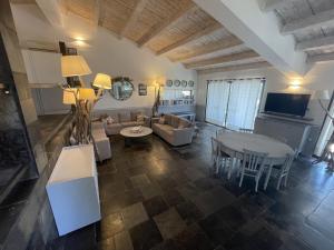 Posedenie v ubytovaní Villa La Cava del Val di Noto con piscina privata