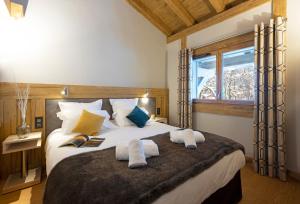 מיטה או מיטות בחדר ב-Les Chalets Elena