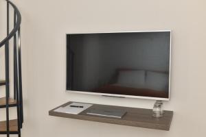 Televízia a/alebo spoločenská miestnosť v ubytovaní Quaint Boutique Hotel Nadur