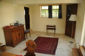 uma sala de estar com um armário de madeira e um tapete em Fachwerkhaus em Rettert